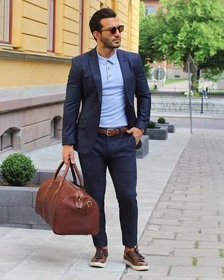 Braune Reisetasche kombinieren – 286 Herren Outfits: Kombinieren Sie einen dunkelblauen Anzug mit einer braunen Reisetasche für ein sonntägliches Mittagessen mit Freunden. Komplettieren Sie Ihr Outfit mit braunen Leder niedrigen Sneakers.