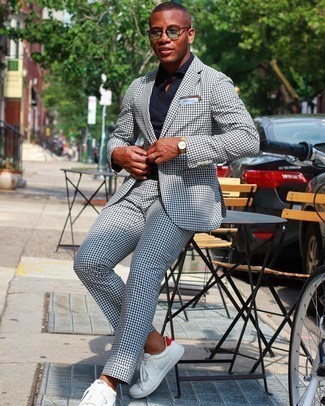 Mintgrüne Sonnenbrille kombinieren – 95 Herren Outfits: Entscheiden Sie sich für einen weißen und schwarzen Anzug mit Vichy-Muster und eine mintgrüne Sonnenbrille, um mühelos alles zu meistern, was auch immer der Tag bringen mag. Weiße und rote Leder niedrige Sneakers sind eine perfekte Wahl, um dieses Outfit zu vervollständigen.