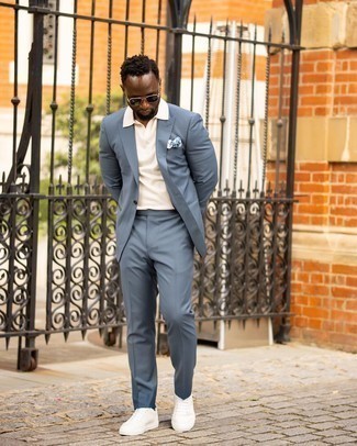 Weißes und violettes Einstecktuch kombinieren – 500+ Herren Outfits: Entscheiden Sie sich für einen blauen Anzug und ein weißes und violettes Einstecktuch für ein großartiges Wochenend-Outfit. Weiße Segeltuch niedrige Sneakers sind eine perfekte Wahl, um dieses Outfit zu vervollständigen.