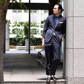 Schwarzen Leder Rucksack kombinieren – 274 Herren Outfits: Paaren Sie einen dunkelblauen vertikal gestreiften Anzug mit einem schwarzen Leder Rucksack für ein großartiges Wochenend-Outfit. Fühlen Sie sich ideenreich? Vervollständigen Sie Ihr Outfit mit schwarzen Leder Slippern mit Quasten.