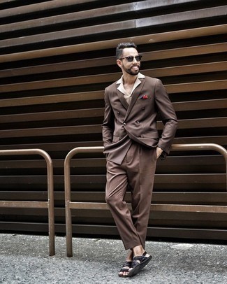 Hellbeige Polohemd kombinieren – 15 Herren Outfits: Paaren Sie ein hellbeige Polohemd mit einem braunen Anzug für einen für die Arbeit geeigneten Look. Fühlen Sie sich ideenreich? Entscheiden Sie sich für schwarzen Ledersandalen.