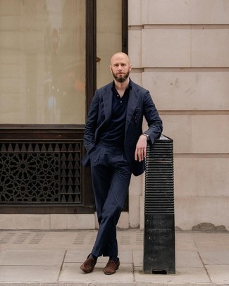Wie Anzug mit Slipper zu kombinieren – 306 Smart-Casual Sommer Herren Outfits: Kombinieren Sie einen Anzug mit einem dunkelblauen Polohemd für Ihren Bürojob. Fühlen Sie sich mutig? Entscheiden Sie sich für Slipper. Ein schöner Sommer-Look.