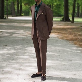 Wie braunen Anzug mit olivgrünen Polohemdes zu kombinieren – 3 Elegante Herren Outfits: Kombinieren Sie einen braunen Anzug mit einem olivgrünen Polohemd für Ihren Bürojob. Putzen Sie Ihr Outfit mit dunkelbraunen Wildleder Slippern mit Quasten.
