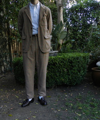 Wie Slipper mit Polohemdes zu kombinieren – 38 Elegante Herren Outfits warm Wetter: Ein Polohemd und ein beige Anzug sind eine großartige Outfit-Formel für Ihre Sammlung. Fühlen Sie sich ideenreich? Vervollständigen Sie Ihr Outfit mit Slippern.