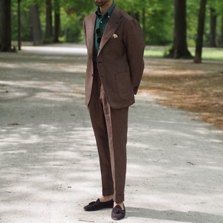 Wie Slipper mit Polohemdes zu kombinieren – 38 Elegante Herren Outfits warm Wetter: Entscheiden Sie sich für ein Polohemd und einen braunen Anzug für Drinks nach der Arbeit. Komplettieren Sie Ihr Outfit mit Slippern, um Ihr Modebewusstsein zu zeigen.