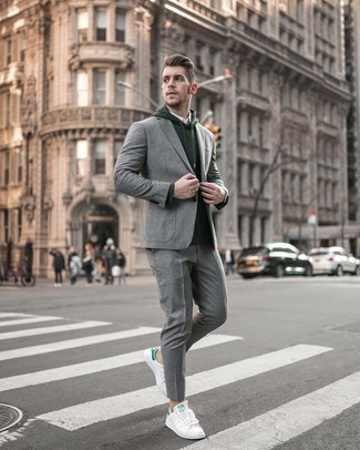 Pullover mit einem Kapuze kombinieren – 473 Smart-Casual Herren Outfits: Vereinigen Sie einen Pullover mit einem Kapuze mit einem grauen vertikal gestreiften Anzug, wenn Sie einen gepflegten und stylischen Look wollen. Suchen Sie nach leichtem Schuhwerk? Vervollständigen Sie Ihr Outfit mit weißen und grünen Leder niedrigen Sneakers für den Tag.
