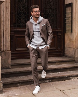 Braunen Anzug kombinieren – 201 Smart-Casual Herren Outfits: Entscheiden Sie sich für einen braunen Anzug und einen grauen Pullover mit einem Kapuze, um einen eleganten, aber nicht zu festlichen Look zu kreieren. Fühlen Sie sich mutig? Ergänzen Sie Ihr Outfit mit weißen Segeltuch niedrigen Sneakers.