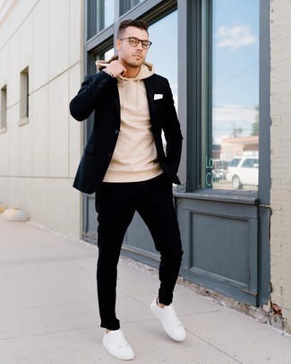 Schwarzen Anzug kombinieren – 858+ Herren Outfits: Kombinieren Sie einen schwarzen Anzug mit einem hellbeige Pullover mit einem Kapuze, um einen eleganten, aber nicht zu festlichen Look zu kreieren. Wenn Sie nicht durch und durch formal auftreten möchten, ergänzen Sie Ihr Outfit mit weißen Segeltuch niedrigen Sneakers.
