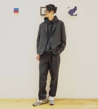 dunkelgrauer Pullover mit einem Kapuze von Wooyoungmi
