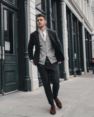 Schwarzen vertikal gestreiften Anzug kombinieren – 138 Herren Outfits: Kombinieren Sie einen schwarzen vertikal gestreiften Anzug mit einem grauen Pullover mit einem Reißverschluß für Drinks nach der Arbeit. Fühlen Sie sich ideenreich? Ergänzen Sie Ihr Outfit mit braunen Wildleder Oxford Schuhen.