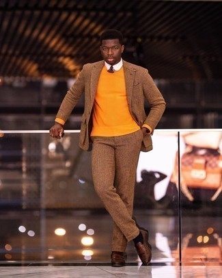 Braunen Wollanzug kombinieren – 119 Herren Outfits: Paaren Sie einen braunen Wollanzug mit einem orange Pullover mit einem Rundhalsausschnitt, um vor Klasse und Perfektion zu strotzen. Ergänzen Sie Ihr Look mit braunen Leder Slippern mit Fransen.
