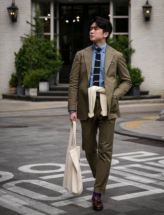 Dunkelbraune Leder Slipper mit Quasten kombinieren – 500+ Herren Outfits: Geben Sie den bestmöglichen Look ab in einem olivgrünen Anzug und einem hellbeige Pullover mit einem Rundhalsausschnitt. Vervollständigen Sie Ihr Look mit dunkelbraunen Leder Slippern mit Quasten.