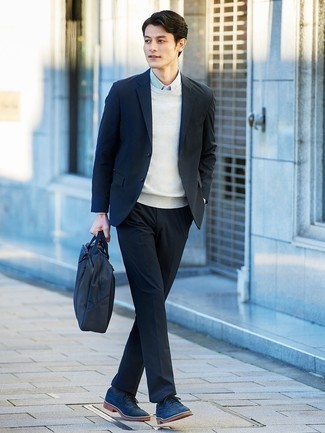 Welche Brogues mit dunkelblauen Anzuges zu tragen – 27 Elegante Herbst Herren Outfits: Entscheiden Sie sich für einen dunkelblauen Anzug und einen grauen Pullover mit einem Rundhalsausschnitt, um vor Klasse und Perfektion zu strotzen. Brogues sind eine perfekte Wahl, um dieses Outfit zu vervollständigen. Ein toller Übergangs-Look.