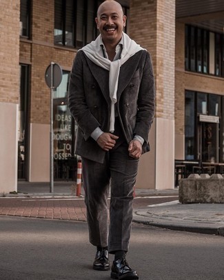 Weißen Pullover mit einem Rundhalsausschnitt kombinieren – 29 Elegante Herren Outfits: Kombinieren Sie einen weißen Pullover mit einem Rundhalsausschnitt mit einem dunkelgrauen Anzug, um vor Klasse und Perfektion zu strotzen. Vervollständigen Sie Ihr Look mit schwarzen Leder Derby Schuhen.