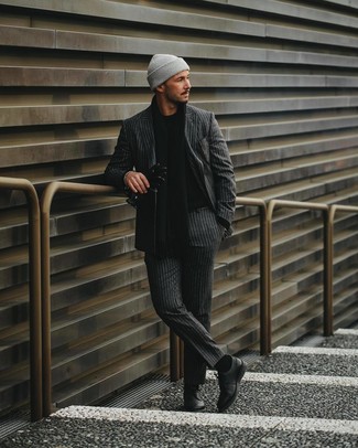 Grauen vertikal gestreiften Anzug kombinieren – 266 Herren Outfits: Tragen Sie einen grauen vertikal gestreiften Anzug und einen schwarzen Pullover mit einem Rundhalsausschnitt, um einen modischen Freizeitlook zu kreieren. Entscheiden Sie sich für schwarzen Leder Derby Schuhe, um Ihr Modebewusstsein zu zeigen.