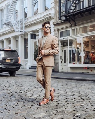 30 Jährige: Welche Anzüge mit brauner Derby Schuhe zu tragen – 202 Herren Outfits: Vereinigen Sie einen Anzug mit einem hellbeige Pullover mit einem Rundhalsausschnitt für einen stilvollen, eleganten Look. Braune Derby Schuhe sind eine perfekte Wahl, um dieses Outfit zu vervollständigen.