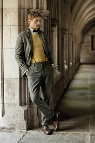 Gelben Pullover mit einem Rundhalsausschnitt kombinieren – 215 Herren Outfits: Kombinieren Sie einen gelben Pullover mit einem Rundhalsausschnitt mit einem grauen Wollanzug für eine klassischen und verfeinerte Silhouette. Dunkelbraune Leder Slipper sind eine gute Wahl, um dieses Outfit zu vervollständigen.