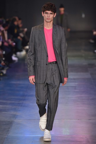 grauer vertikal gestreifter Anzug, fuchsia Pullover mit einem Rundhalsausschnitt, weiße Leder niedrige Sneakers, schwarzer Ledergürtel für Herren