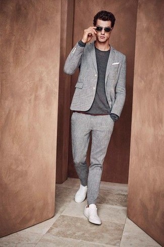 Grauen Pullover kombinieren – 500+ Smart-Casual Frühling Herren Outfits: Paaren Sie einen grauen Pullover mit einem grauen Anzug für eine klassischen und verfeinerte Silhouette. Weiße Segeltuch niedrige Sneakers sind eine perfekte Wahl, um dieses Outfit zu vervollständigen. Dieses Übergangs-Outfit ist ein Volltreffer!