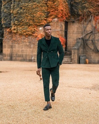 Cordanzug kombinieren – 78 Herren Outfits: Vereinigen Sie einen Cordanzug mit einem schwarzen Pullover mit einem Rundhalsausschnitt für eine klassischen und verfeinerte Silhouette. Schwarze Leder Slipper mit Quasten fügen sich nahtlos in einer Vielzahl von Outfits ein.