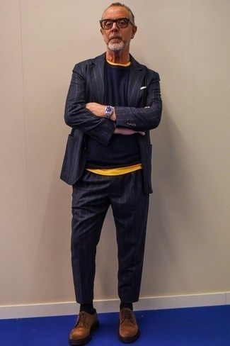 dunkelblauer vertikal gestreifter Anzug, dunkelblauer Pullover mit einem Rundhalsausschnitt, gelbes T-Shirt mit einem Rundhalsausschnitt, braune Wildleder Derby Schuhe für Herren