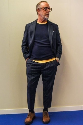 Wie Anzug mit Pullovers mit einem Rundhalsausschnitt zu kombinieren – 169 Herren Outfits: Entscheiden Sie sich für einen Anzug und einen Pullover mit einem Rundhalsausschnitt, um einen eleganten, aber nicht zu festlichen Look zu kreieren. Braune Wildleder Derby Schuhe sind eine großartige Wahl, um dieses Outfit zu vervollständigen.