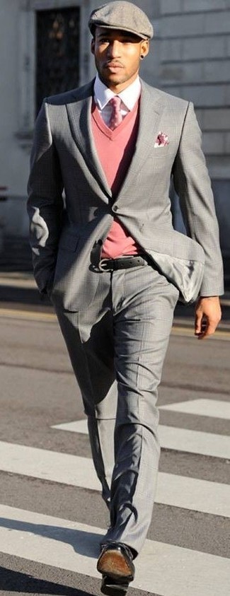 Weißes und rosa Einstecktuch kombinieren – 201 Herren Outfits: Kombinieren Sie einen grauen Anzug mit Schottenmuster mit einem weißen und rosa Einstecktuch für ein bequemes Outfit, das außerdem gut zusammen passt. Fühlen Sie sich ideenreich? Vervollständigen Sie Ihr Outfit mit schwarzen Leder Derby Schuhen.
