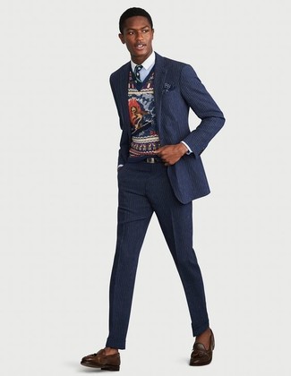 Pullover mit einem V-Ausschnitt kombinieren – 822+ Herren Outfits: Entscheiden Sie sich für einen Pullover mit einem V-Ausschnitt und einen dunkelblauen vertikal gestreiften Anzug, wenn Sie einen gepflegten und stylischen Look wollen. Fühlen Sie sich ideenreich? Vervollständigen Sie Ihr Outfit mit dunkelbraunen Leder Slippern mit Quasten.