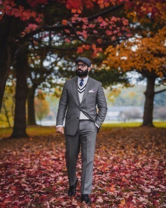 Dunkelgrauen Anzug mit Schottenmuster kombinieren – 368 Herren Outfits: Kombinieren Sie einen dunkelgrauen Anzug mit Schottenmuster mit einem weißen Pullover mit einem V-Ausschnitt für Ihren Bürojob. Wählen Sie die legere Option mit einer schwarzen Lederfreizeitstiefeln.