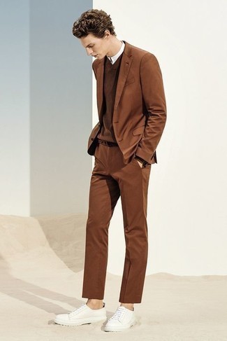 Braunen Anzug kombinieren – 972+ Herren Outfits: Kombinieren Sie einen braunen Anzug mit einem dunkelbraunen Pullover mit einem V-Ausschnitt, um vor Klasse und Perfektion zu strotzen. Fühlen Sie sich ideenreich? Vervollständigen Sie Ihr Outfit mit weißen Segeltuch niedrigen Sneakers.