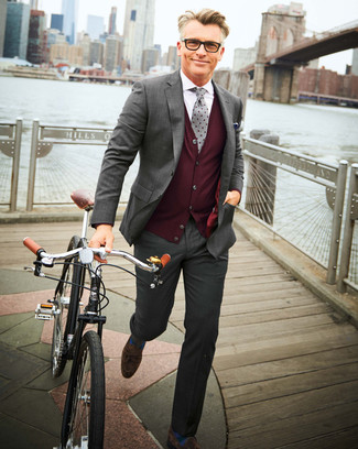 Graue Krawatte kombinieren – 500+ Herren Outfits: Tragen Sie einen grauen Anzug und eine graue Krawatte für eine klassischen und verfeinerte Silhouette. Fühlen Sie sich mutig? Komplettieren Sie Ihr Outfit mit dunkelbraunen Wildleder Slippern mit Quasten.