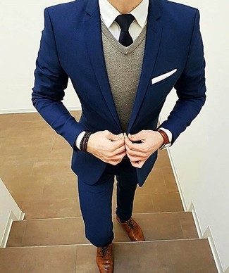 Welche Pullunder mit dunkelblauen Anzuges zu tragen – 33 Elegante Herren Outfits: Paaren Sie einen dunkelblauen Anzug mit einem Pullunder, um vor Klasse und Perfektion zu strotzen. Fühlen Sie sich mutig? Ergänzen Sie Ihr Outfit mit braunen Leder Derby Schuhen.