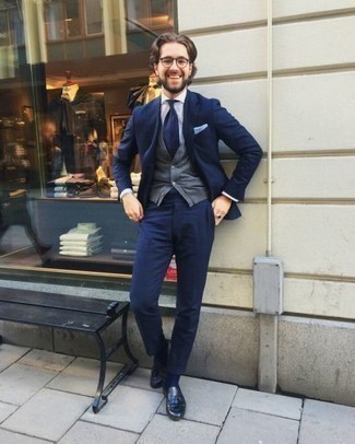 Wie Pullunder mit Slipper zu kombinieren – 210 Herren Outfits: Tragen Sie einen Pullunder und einen dunkelblauen Anzug für eine klassischen und verfeinerte Silhouette. Wenn Sie nicht durch und durch formal auftreten möchten, komplettieren Sie Ihr Outfit mit Slippern.