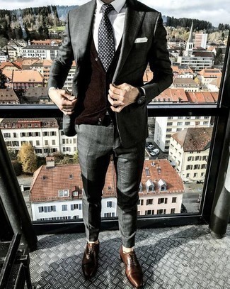 Braune Leder Oxford Schuhe kombinieren – 1200+ Herren Outfits: Kombinieren Sie einen dunkelgrauen Anzug mit einem dunkelbraunen Pullunder für eine klassischen und verfeinerte Silhouette. Braune Leder Oxford Schuhe sind eine gute Wahl, um dieses Outfit zu vervollständigen.