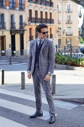 Dunkelblaues Einstecktuch kombinieren – 500+ Elegante Herren Outfits: Kombinieren Sie einen grauen Anzug mit Karomuster mit einem dunkelblauen Einstecktuch, um einen lockeren, aber dennoch stylischen Look zu erhalten. Komplettieren Sie Ihr Outfit mit dunkelblauen Leder Oxford Schuhen, um Ihr Modebewusstsein zu zeigen.