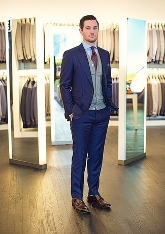 Welche Anzüge mit dunkelbrauner Doppelmonks zu tragen – 371 Herren Outfits: Vereinigen Sie einen Anzug mit einem grauen Pullunder für eine klassischen und verfeinerte Silhouette. Suchen Sie nach leichtem Schuhwerk? Vervollständigen Sie Ihr Outfit mit dunkelbraunen Doppelmonks für den Tag.