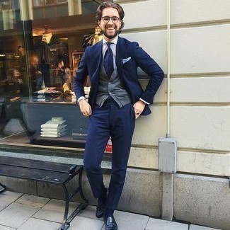Welche Slipper mit Quasten mit grauen Pullunders zu tragen – 10 Herren Outfits: Vereinigen Sie einen grauen Pullunder mit einem dunkelblauen Anzug für einen stilvollen, eleganten Look. Suchen Sie nach leichtem Schuhwerk? Ergänzen Sie Ihr Outfit mit Slippern mit Quasten für den Tag.