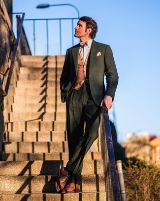Beige Fliege kombinieren – 12 Herren Outfits: Paaren Sie einen dunkelgrünen Anzug mit einer beige Fliege, um einen lockeren, aber dennoch stylischen Look zu erhalten. Fühlen Sie sich ideenreich? Ergänzen Sie Ihr Outfit mit braunen Leder Brogues.
