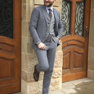 grauer Wollanzug, grauer Pullunder, weißes Businesshemd, dunkelbraune Leder Oxford Schuhe für Herren