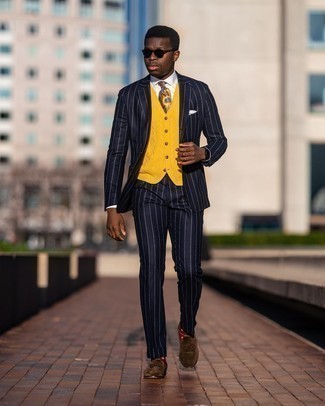 Senf Krawatte mit Paisley-Muster kombinieren – 14 Herren Outfits: Kombinieren Sie einen dunkelblauen vertikal gestreiften Anzug mit einer senf Krawatte mit Paisley-Muster, um vor Klasse und Perfektion zu strotzen. Suchen Sie nach leichtem Schuhwerk? Vervollständigen Sie Ihr Outfit mit braunen Wildleder Slippern mit Quasten für den Tag.