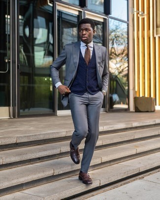 30 Jährige: Welche Slipper mit grauen Anzuges zu tragen – 460 Elegante Herren Outfits: Kombinieren Sie einen grauen Anzug mit einem dunkelblauen Pullunder für einen stilvollen, eleganten Look. Fühlen Sie sich ideenreich? Vervollständigen Sie Ihr Outfit mit Slippern.