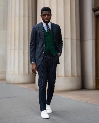 Rote und dunkelblaue Krawatte kombinieren – 500+ Herren Outfits: Kombinieren Sie einen dunkelblauen vertikal gestreiften Anzug mit einer roten und dunkelblauen Krawatte für einen stilvollen, eleganten Look. Fühlen Sie sich ideenreich? Vervollständigen Sie Ihr Outfit mit weißen Segeltuch niedrigen Sneakers.