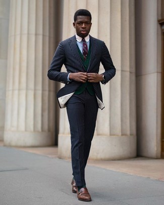 30 Jährige: Welche Anzüge mit brauner Slipper zu tragen – 145 Herbst Herren Outfits: Kombinieren Sie einen Anzug mit einem dunkelgrünen Pullunder für eine klassischen und verfeinerte Silhouette. Fühlen Sie sich ideenreich? Komplettieren Sie Ihr Outfit mit braunen Slippern. So einfach kann ein stylischer Herbst-Look sein.
