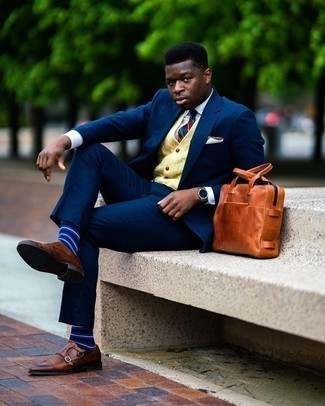 30 Jährige: Dunkelblauen Anzug kombinieren – 1200+ Herren Outfits: Entscheiden Sie sich für einen dunkelblauen Anzug und einen gelben Pullunder für einen stilvollen, eleganten Look. Suchen Sie nach leichtem Schuhwerk? Entscheiden Sie sich für braunen Doppelmonks aus Leder für den Tag.