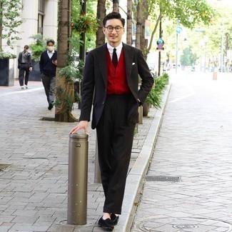 Welche Slipper mit roten Pullunders zu tragen – 12 Elegante Herren Outfits: Kombinieren Sie einen roten Pullunder mit einem schwarzen vertikal gestreiften Anzug für eine klassischen und verfeinerte Silhouette. Slipper sind eine ideale Wahl, um dieses Outfit zu vervollständigen.