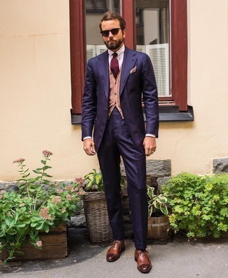 Rotbraune Leder Oxford Schuhe kombinieren – 500+ Herren Outfits: Kombinieren Sie einen dunkelblauen vertikal gestreiften Anzug mit einem beige Pullunder für einen stilvollen, eleganten Look. Dieses Outfit passt hervorragend zusammen mit rotbraunen Leder Oxford Schuhen.