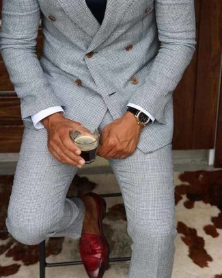 Dunkelrote Leder Slipper kombinieren – 500+ Herren Outfits: Kombinieren Sie einen grauen Anzug mit Karomuster mit einem schwarzen Pullunder, um vor Klasse und Perfektion zu strotzen. Dieses Outfit passt hervorragend zusammen mit dunkelroten Leder Slippern.