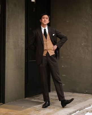 Elegante Herbst Outfits Herren 2024: Kombinieren Sie einen dunkelbraunen Anzug mit einem beige Pullunder für einen stilvollen, eleganten Look. Fühlen Sie sich ideenreich? Ergänzen Sie Ihr Outfit mit schwarzen Leder Slippern. Dieser Look ist sehr gut für den Herbst geeignet.