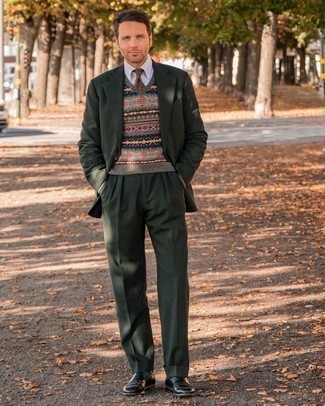 30 Jährige: Dunkelgrünen Anzug kombinieren – 45 Elegante Herbst Herren Outfits: Kombinieren Sie einen dunkelgrünen Anzug mit einem grauen Pullunder mit Norwegermuster für eine klassischen und verfeinerte Silhouette. Komplettieren Sie Ihr Outfit mit schwarzen Leder Slippern. Der Look ist ja mega für den Herbst.