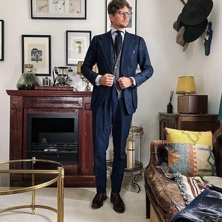Dunkelbraune Leder Oxford Schuhe kombinieren – 1200+ Herren Outfits: Kombinieren Sie einen dunkelblauen Anzug mit einem dunkelgrauen Pullunder, um vor Klasse und Perfektion zu strotzen. Dunkelbraune Leder Oxford Schuhe sind eine großartige Wahl, um dieses Outfit zu vervollständigen.